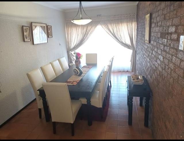 5 BEDROOM HOUSE FOR SALE IN MONDEOR
